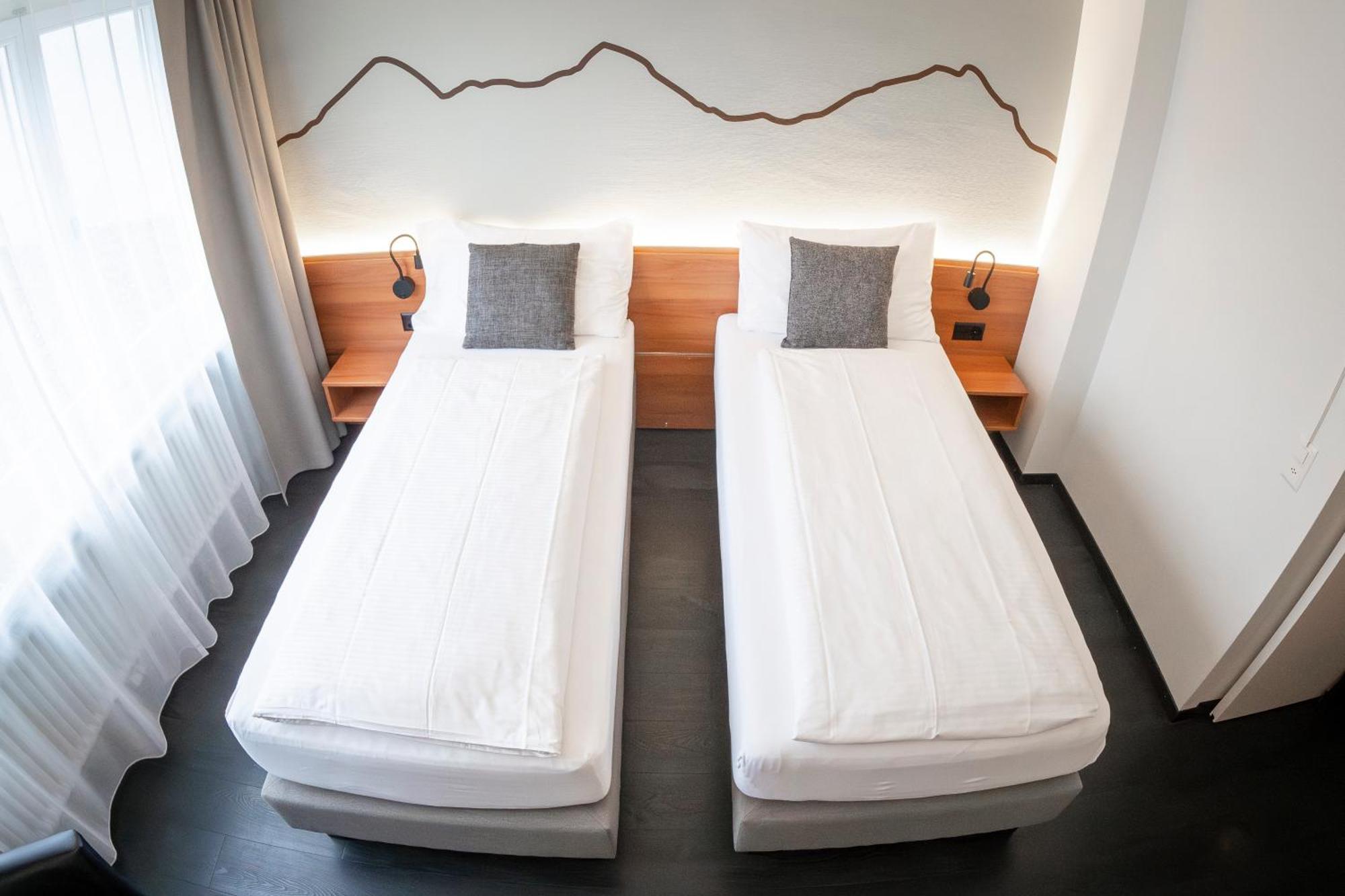 Hotel Merkur - West Station Интерлакен Екстериор снимка