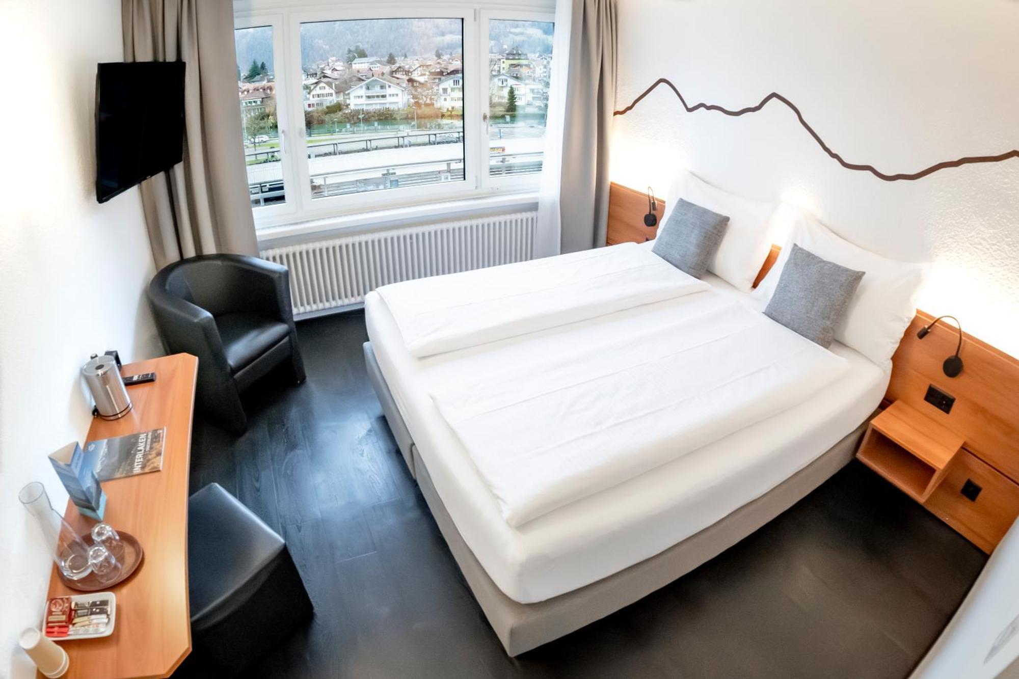 Hotel Merkur - West Station Интерлакен Екстериор снимка
