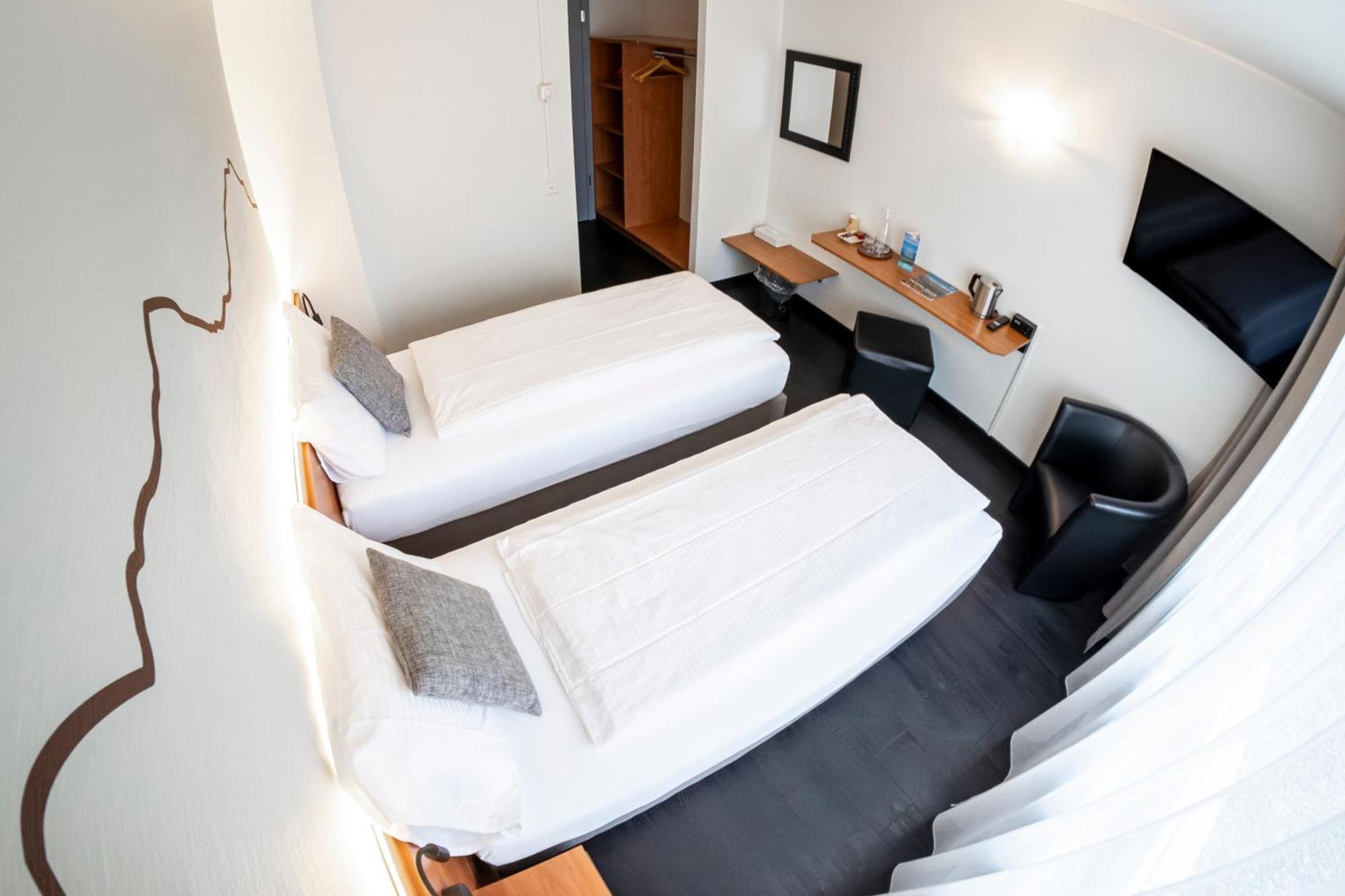Hotel Merkur - West Station Интерлакен Екстериор снимка